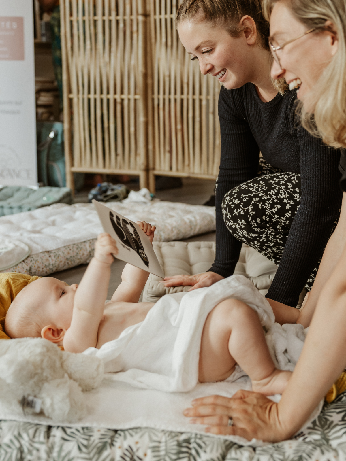 maman qui fait un massage à son bébé