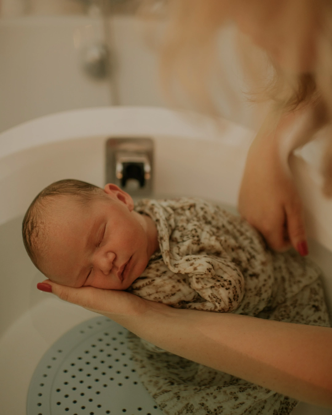 Bébé qui dort dans le bain